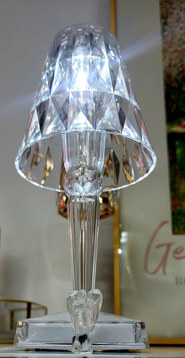 요 하단의 아이는 비아이님께 받은 홀리한 천사상.
데몬들에게 이 시절은 이제 다시 오지 않을 시절인데두. 그럼에도 꼭 어딘가엔 이 형상처럼 남아있을 터라, 계속 손에 굴려보고 했답니다. 지금도 꼭꼭 챙겨두었찌요 감사합니다🙇🙇

어쨌든 짧다면 짧고 길다면 길게 준비한 잡담극이 끝났습니다