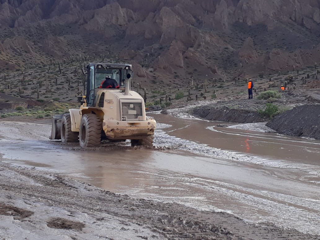 🚨 ¡#Atención! Habilitado tránsito parcial en Ruta Nacional 51 entre Gob. Sola - Alfarcito tras acumulación de material aluvional. Circule con precaución por media calzada. Equipo de VN trabajando en el lugar. Atender indicaciones del personal. #SeguridadVial 🚧