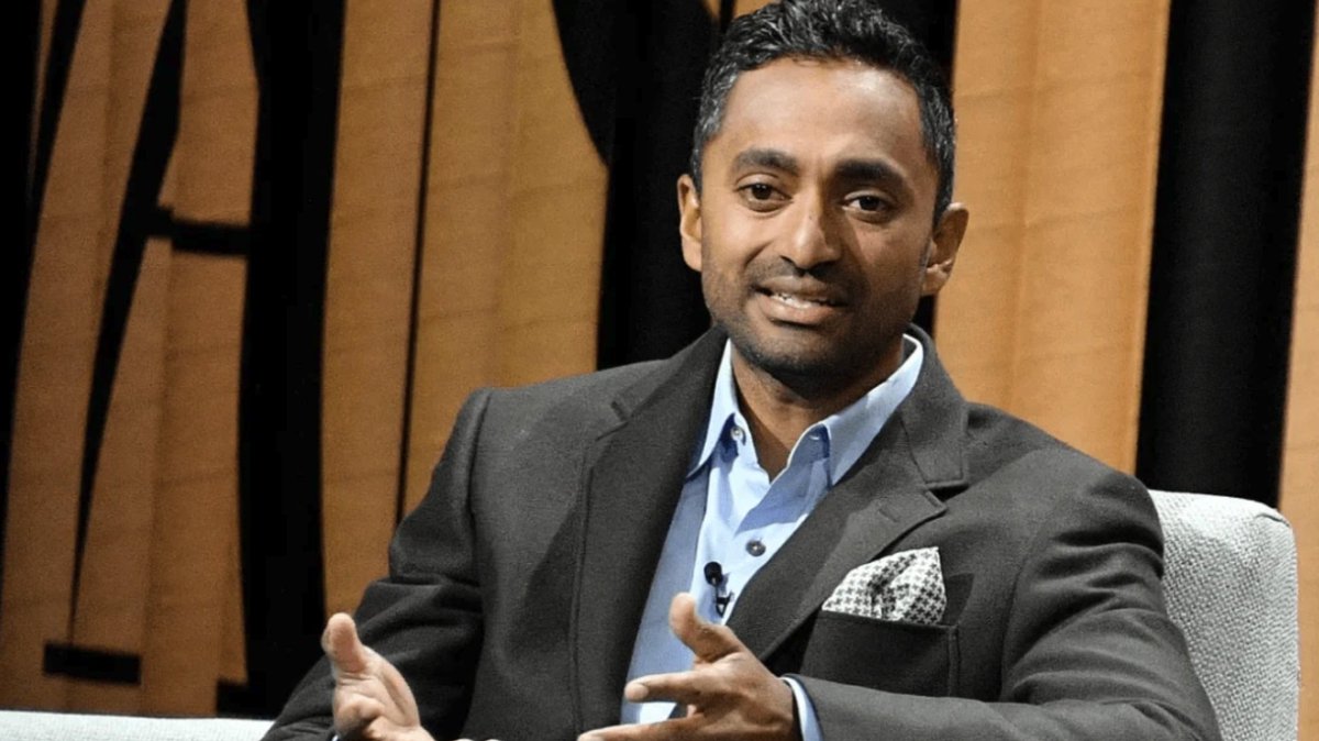 Chamath Palihapitiya, the guy who helped Facebook grow from 1 million to a billion, found that users with 7 friends or fewer tended to leave. 

He shifted focus to Monthly Active Users for better retention. 

Where his team created "People You May Know" to boost engagement.