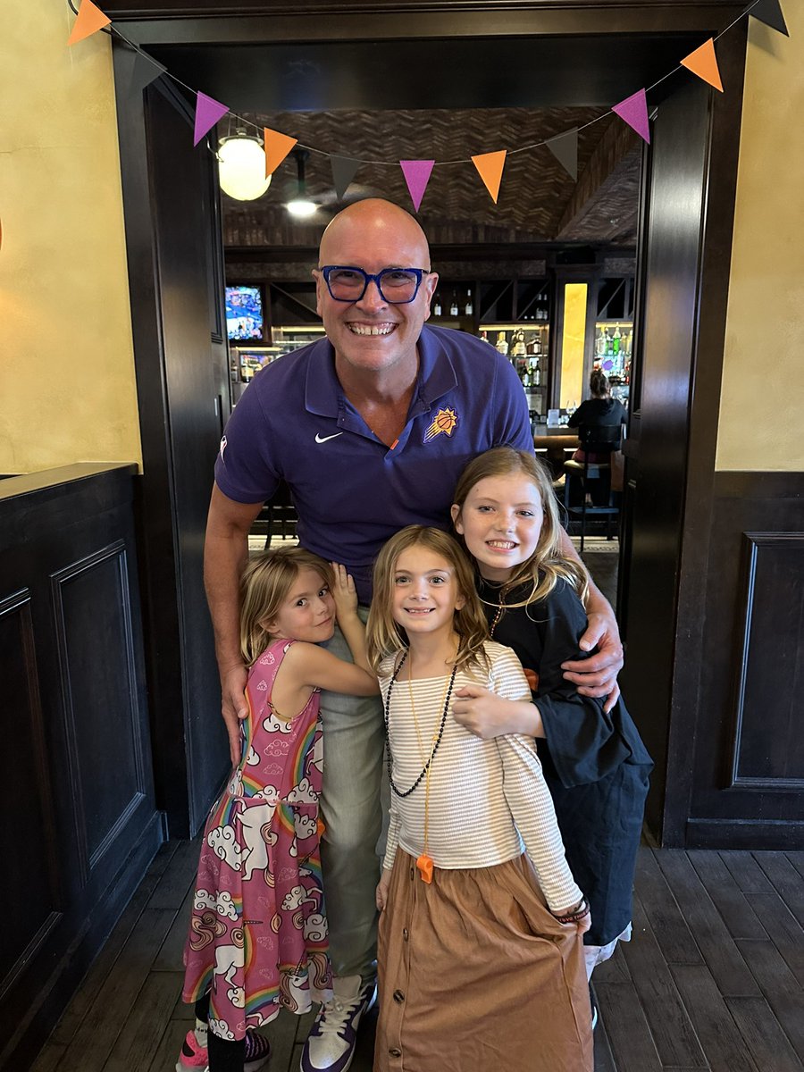 BennyWilson32's tweet photo. Thank you @SpinatosPizza @Suns @RexChapman for an awesome night! Best Pizza Friday ever for the Wilson girls! Cheers to 50 years! https://t.co/DbFnNbZ6s9