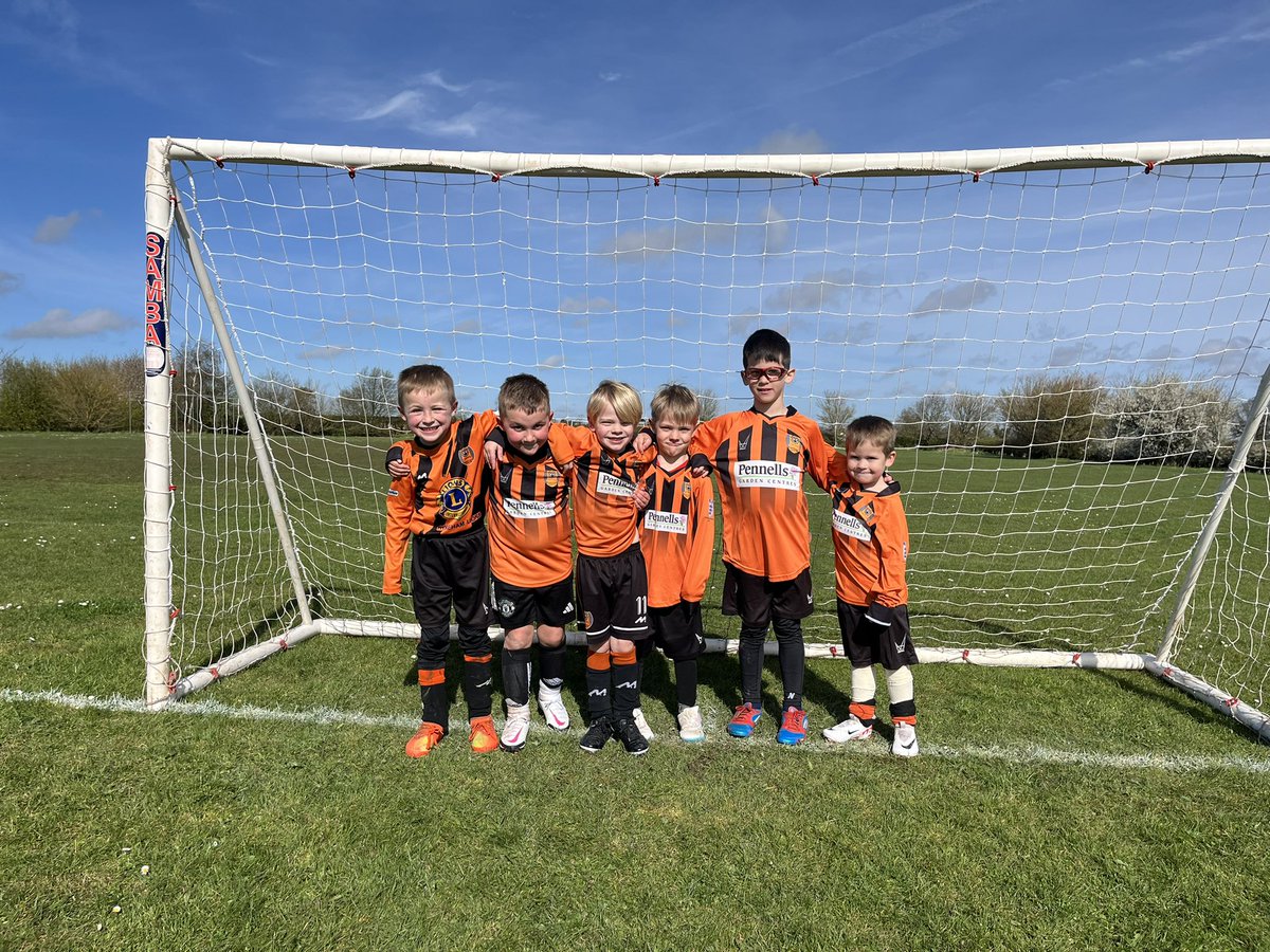 Class morning coaching the new @HykehamTigersFC under 6 teams with @gary_burr in their first ever games. Football in its purest form. Many thanks for the invite @BradWright100 🟧⬛️
