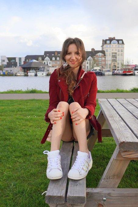 Mimibloou - 1 pic. Upssssssss 💦 #girl #pee #peeing #piss #pissing #public https://t.co/ZTKojXTmTi