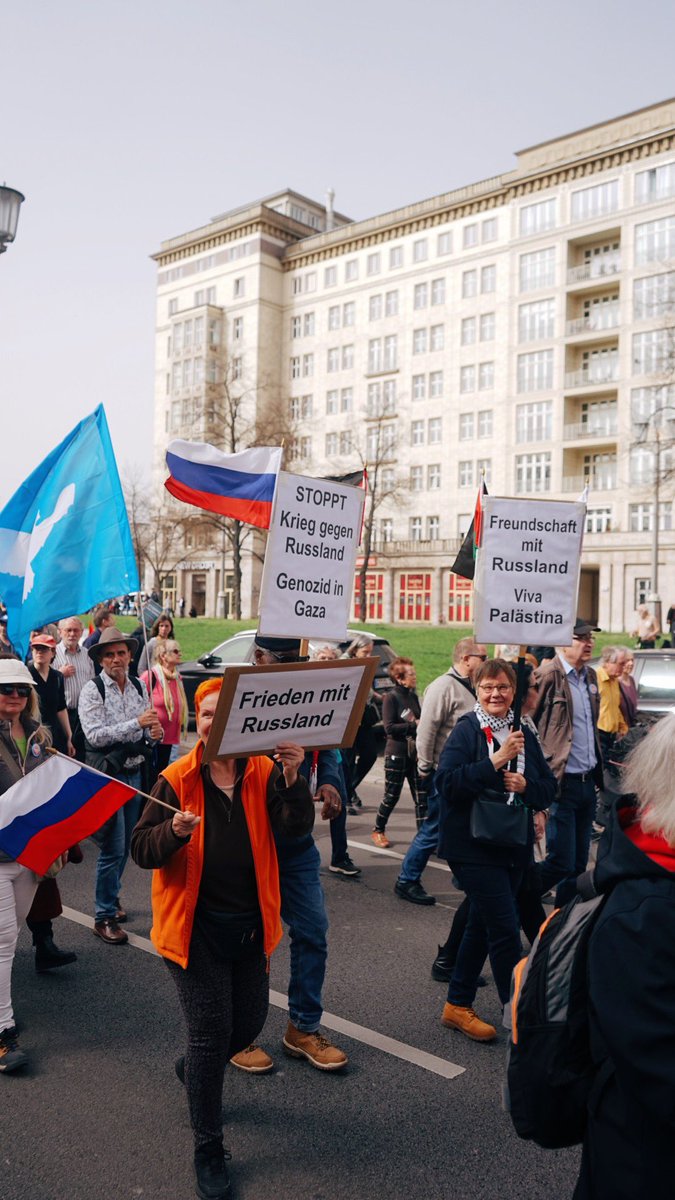 Zwei Jahre nach dem Massaker von #Bucha, dessen Bilder von erschossenen, gefolterten und vergewaltigen Leichen um die Welt gingen, fordern sog. „Friedensaktivisten“ des #Ostermarsch|es ein Ende eines „Krieges gegen Russland“ und „Frieden mit Russland“. #b3003