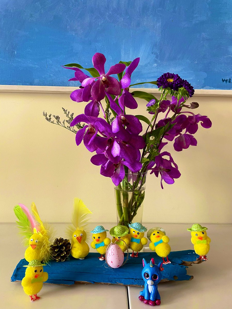 Happy Easter 🐣 to all of you celebrating! All sorts of feathery creatures have invaded our home for Easter celebrations! How do Swedes🇸🇪 celebrate Easter?👀👉🏼 sweden.se/culture/celebr… #GladPåsk! 🌼🌸🌺🦜🥚🐣🐦 🐥🐤🦜🌺🌸🌼