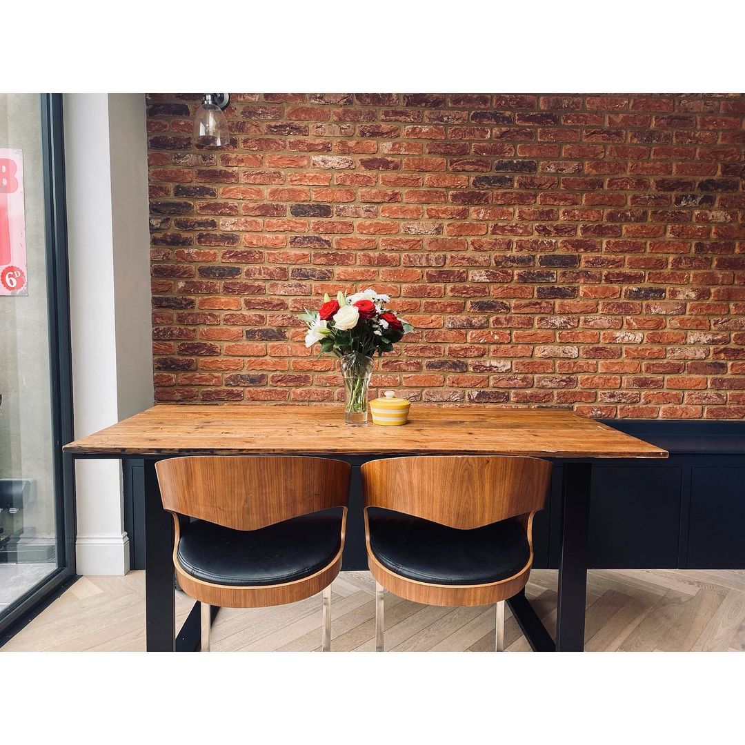 Lovely little dining room featuring our Brick Slips.
.
.
.
#featurewall #homedesign #homeinspo #homeinspo4you #homedecoration #homedesignideas #countrydecor #brickslips
#exposedbrick #countrydecor #rustichomedecor #myhomeinterior