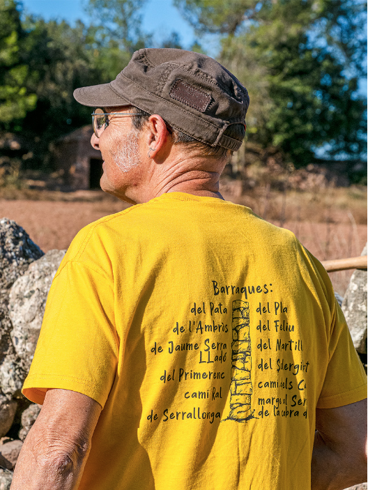 MonArrels's tweet image. 🖐🏻“Fa vint-i-cinc anys que m’hi dedico”.
Valentí Escalé no sap quin nom posar-li al seu ofici: pedrer, marger, artesà de la pedra seca...

Llegeix la seva història al número de primavera d&apos;Arrels amb 📷 de @dani_codina i ✍🏻 d&apos;Andrea Romera