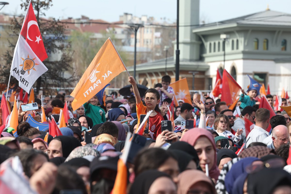 Zafer alayları oluşturup yollara döküldün. İstanbul sevdanla doldurduğun bu meydanda zafer sancağını açtın.

Cumhurbaşkanımız Sayın Recep Tayyip Erdoğan’a dün yanındaydık, bugün yanındayız, 31 Mart’ta da seninle olacağız dedin!

Teşekkürler Güngören!

#BirlikteKazanacağız