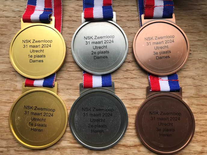 De prijzen voor de Paaszwemloop van morgen worden verzameld. Minstens zo belangrijk: het eieren zoeken voor de jeugd die gefinished is.  Het contact met de Paashaas is reeds gelegd! Tot morgen - zwemmen, lopen, zoeken ... 😀