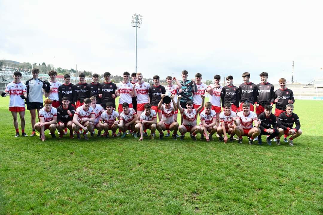 Derry minor captain James Sargent lifts the Ulster MFL Jim McGuigan Cup, presented by Ulster GAA Secretary Brian McEvoy

Well done to our players James, Rian & Dara 🧡🖤

Final score at Páirc Esler
Down🟥⬛️ 2-07
Derry🟥⬜️ 1-14

Comhghairdeas le Doire!

#Ulster2024