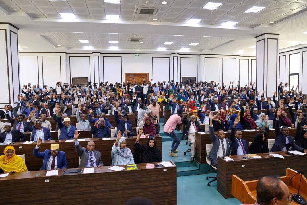 AadanMadobe's tweet photo. Maanta waa maalin taariikhi ah, waxaa kulankeeni wadajirka ah ee Labada Aqal ee BJFS ku ansixinay Cutubyada 1-aad ilaa 4-aad ee Dastuurka JFS, waxaan u mahadcelinayaa Xildhibaannada Labada Aqal ee Baarlaamaanka 11-aad ee Jamhuuriyadda Federaalka Soomaaliya, 1/2 https://t.co/S0t25RGfEe