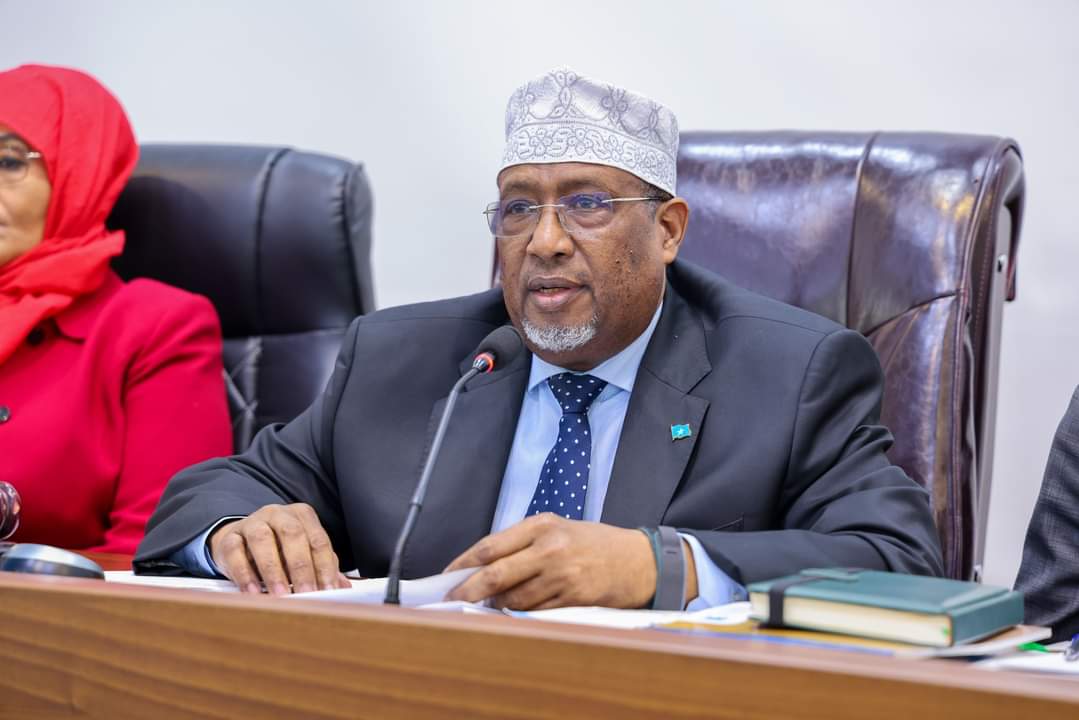 AadanMadobe's tweet photo. Maanta waa maalin taariikhi ah, waxaa kulankeeni wadajirka ah ee Labada Aqal ee BJFS ku ansixinay Cutubyada 1-aad ilaa 4-aad ee Dastuurka JFS, waxaan u mahadcelinayaa Xildhibaannada Labada Aqal ee Baarlaamaanka 11-aad ee Jamhuuriyadda Federaalka Soomaaliya, 1/2 https://t.co/S0t25RGfEe