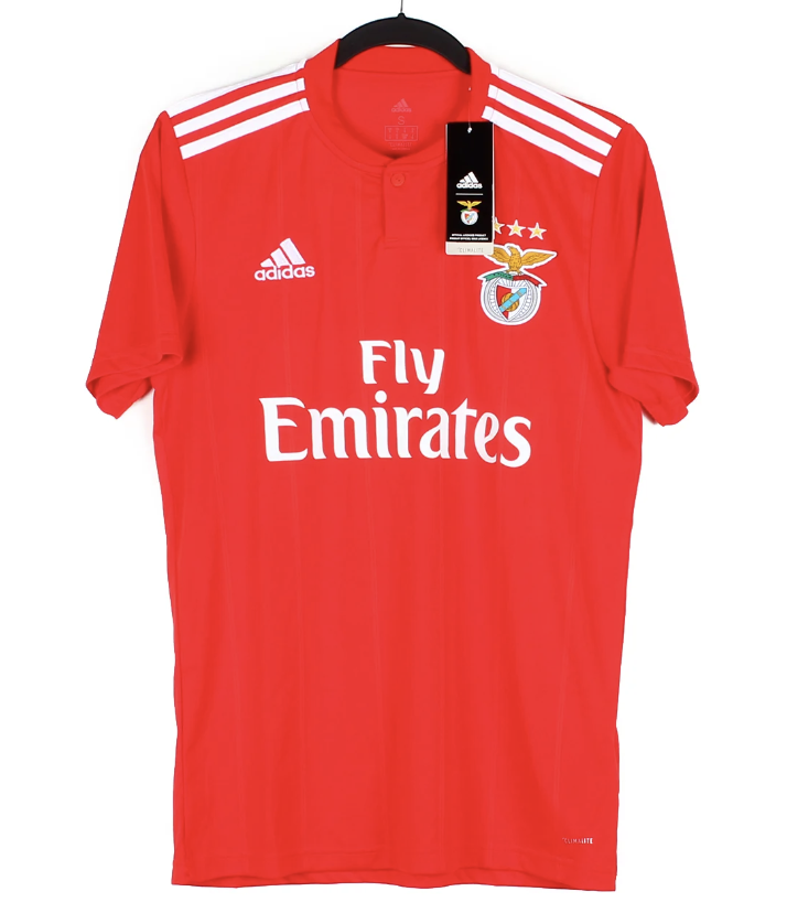 trivelashirts's tweet photo. 🎉GIVEAWAY🎉

Giving away not 1, not 2, but 3 Brand New beauties🍾

Prizes:
1 - BNWT Bordeaux Away 17/18, XL
2 - BNWT Benfica Home 18/19, M
3 - BNWOT Roma Training Jacket 17/18, L

To enter, just follow me, like &amp; repost this tweet &amp; tag 2 friends!

Reposts massively appreciated! https://t.co/CUs0nvEUzU