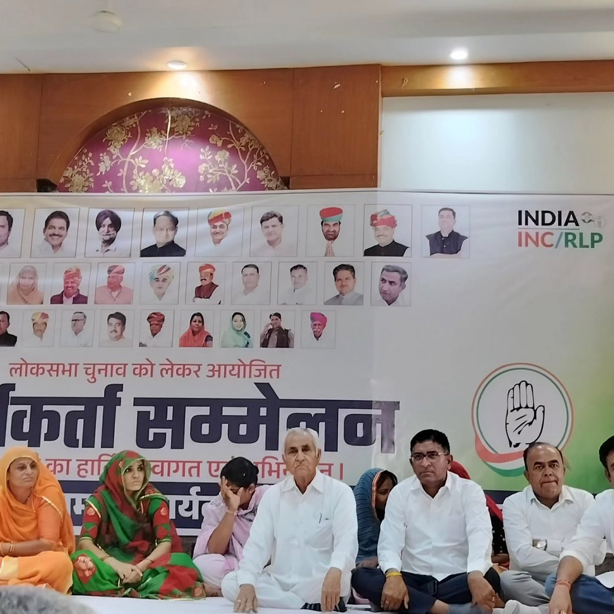 choudharymooli's tweet photo. आज बाड़मेर में @INCIndia के बाड़मेर जैसलमेर लोकसभा प्रत्याक्षी @UmmedaRamBaytu जी के समर्थन में आयोजित “कार्यकर्ता सम्मेलन” में शामिल होकर देश के गाँव,ग़रीब,किसान,मज़दूर के विकास लिए कांग्रेस को भारी मतो से विजयी बनाने की अपील की । https://t.co/C8itiv8rbL