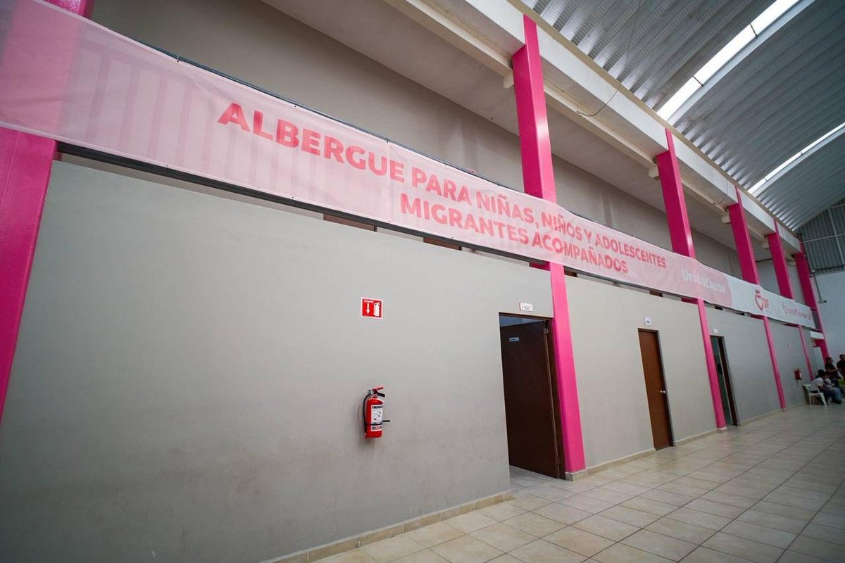 En el municipio de Zuazua, Nuevo León, se encuentra el Albergue para Niñas, Niños y Adolescentes Migrantes Acompañados, que reciben alimentos, bebidas, aseo y un lugar donde descansar en su paso por la entidad.