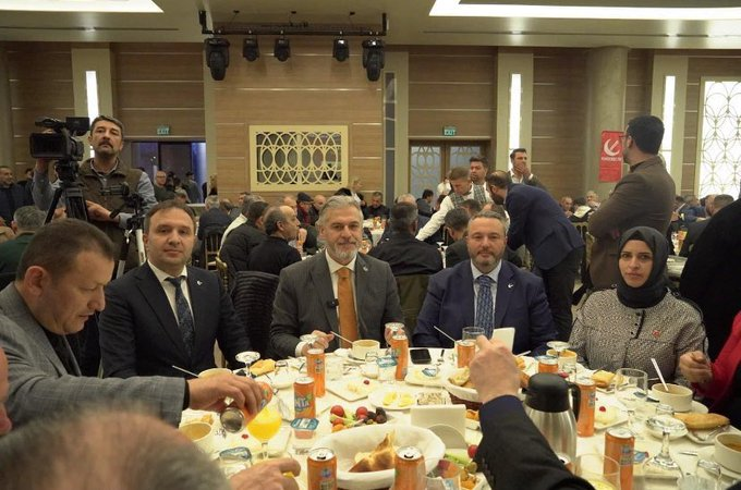 Seçim kampanyasını İsrail’e ticaret eleştirisi üzerine kuran Yeniden Refah Partisi İBB adayı Mehmet Altınöz iftarda Fanta içmişti. YRP kaynakları, iftar programının İBB sosyal tesislerinde yapıldığını ve İBB’ye ücret ödenmediği için menüye karışmadıklarını aktardı.