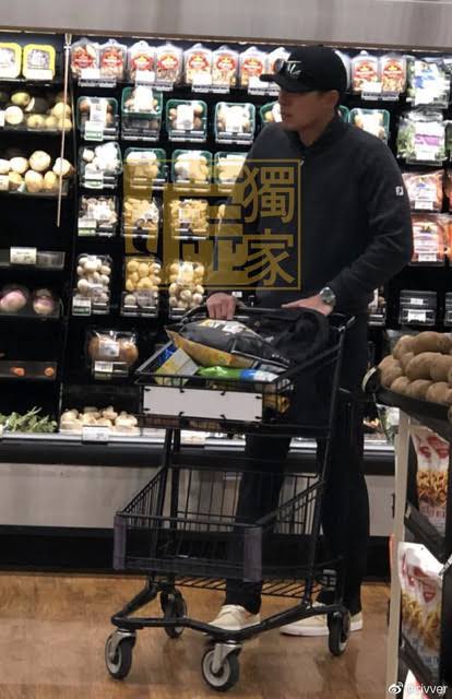 serineblack's tweet photo. 2019 january: it’s a new year, and son yejin travels to the united states for a holiday. 2 days before her birthday, an anonymous source claims to have seen her having dinner with hyun bin, together with her parents. this leads to a dating rumour (notably, the first for son yejin), which vast denies

2 weeks later, another source suddenly posts photos of them at a grocery store in the united states, igniting stronger dating rumours across the globe, which both their agencies are quick to deny, saying they’re just friends who coincidentally met in the usa

(a/n: yes because it’s absolutely normal for friends to randomly “bump” into each other in a foreign land and then go grocery shopping together, right??)

all of this would eventually give birth to the binjin fandom’s famous hashtag #ingrocerywetrust