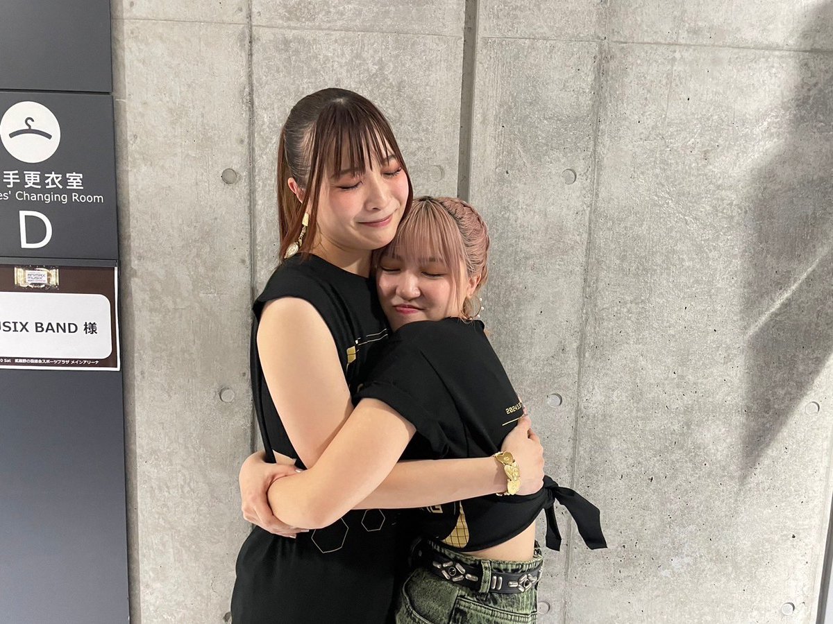 junnarockyou's tweet photo. May'nさんと📷

みてください。わたしの嬉しそうな顔。笑

ステージ裏から観させていただいてました。やっぱり、かっこよすぎました🔥

また、いつか絶対一緒に歌うんだから〜〜〜、大好きです〜〜〜🫶🏻

#ANIMAXMUSIX2024 https://t.co/DSWxzAP8X5