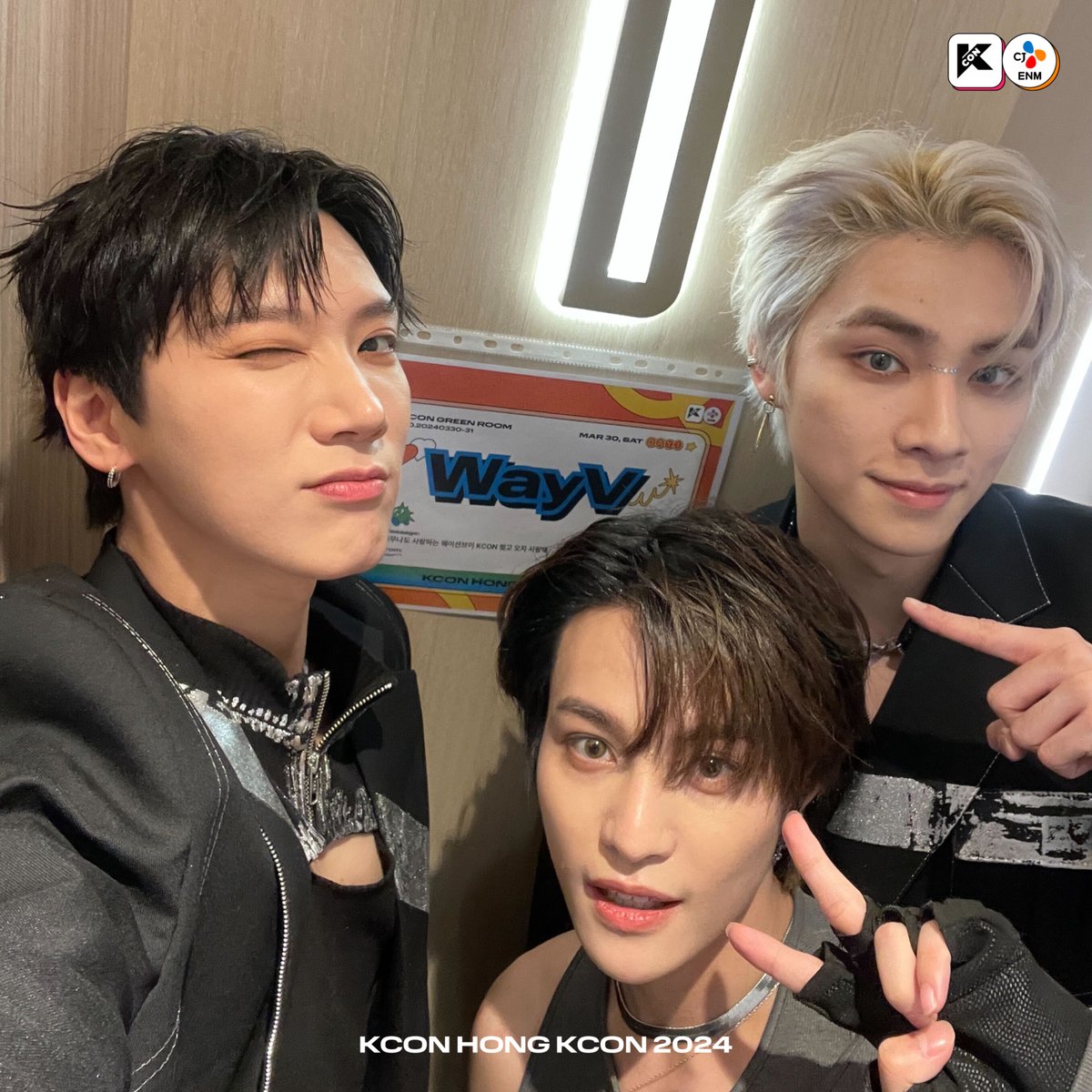 KCON_official's tweet photo. [#KCONHONGKONG2024] SELFIE with waiting room nameplate😍
#WayV

WayV 환영합니다 응원합니다
참 잘하네요~^^ 멋짐 뿜뿜!
승승장구 하시길 기원합니다🙏🏻

The overflowing love from KCONers has been successfully delivered!💫

📌PROGRAM BOOK https://t.co/gkikjRPcGZ
✨ Let’s #KCON! https://t.co/IygWduJ3CD
