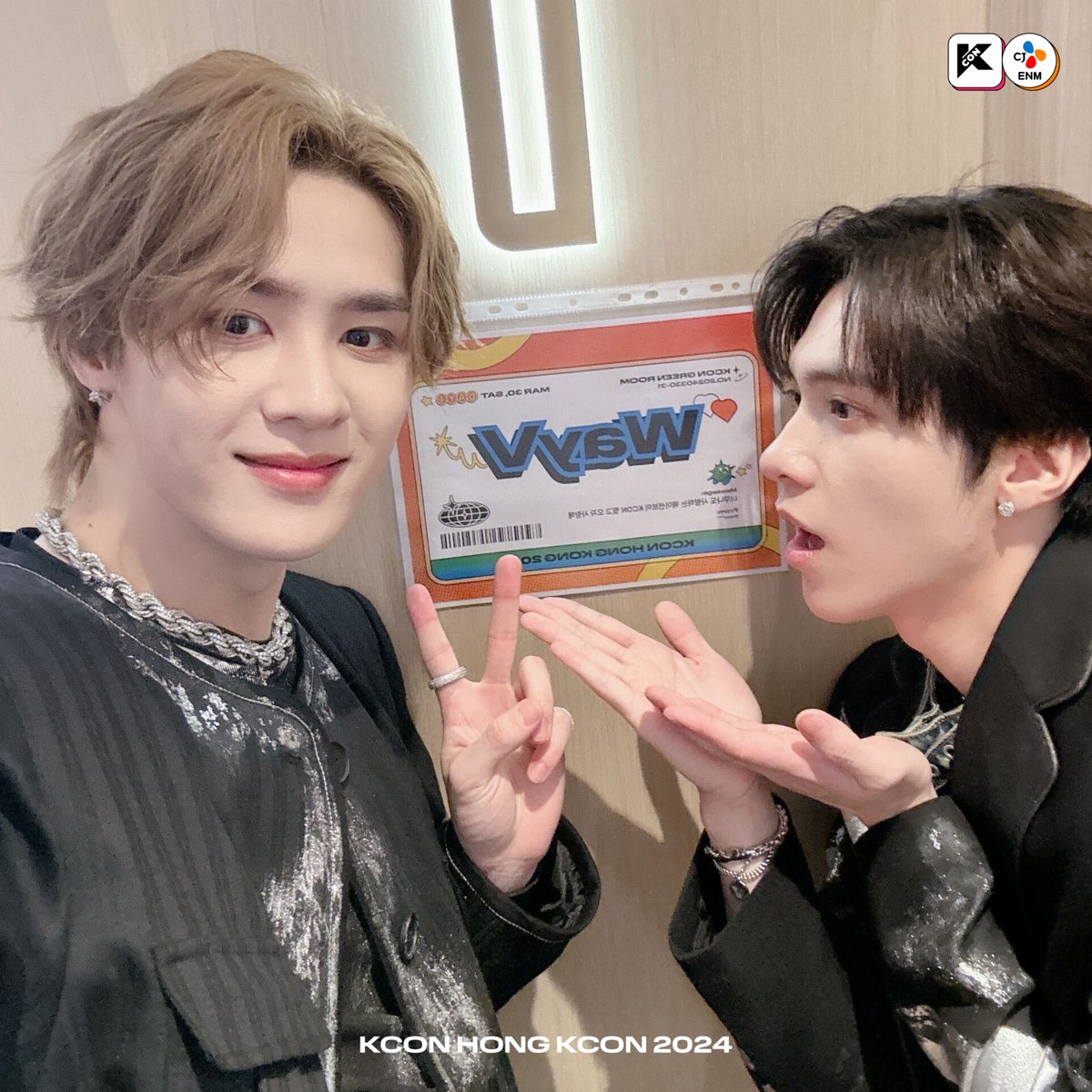 KCON_official's tweet photo. [#KCONHONGKONG2024] SELFIE with waiting room nameplate😍
#WayV

WayV 환영합니다 응원합니다
참 잘하네요~^^ 멋짐 뿜뿜!
승승장구 하시길 기원합니다🙏🏻

The overflowing love from KCONers has been successfully delivered!💫

📌PROGRAM BOOK https://t.co/gkikjRPcGZ
✨ Let’s #KCON! https://t.co/IygWduJ3CD