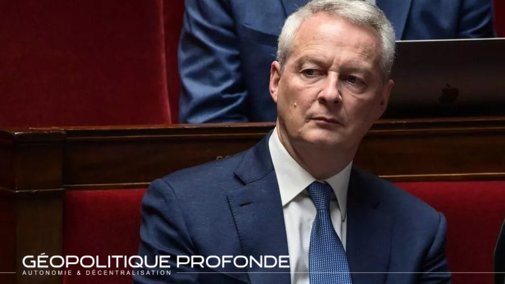 GPTVoff's tweet photo. Moody’s enfonce le gouvernement français ! 
 
Alors que Macron est dans la panade suite à la polémique sur le déficit public, l’agence de notation internationale est venue enfoncer le clou. 
 
Dans un communiqué daté du 27 mars dernier, Moody’s est revenu sur la situation économique française, et ses conclusions sont sans appel. 
 
Il serait ainsi « improbable » que la France tienne son objectif de réduire à 1,7 % le déficit public d’ici 2027, comme l’avait prévu le gouvernement. 
 
La compagnie a aussi estimé les 10 milliards d’économies supplémentaires en 2024 insuffisants pour « remettre le gouvernement sur la trajectoire » budgétaire prévue. 
 
« Le déficit plus important que prévu est quasiment entièrement dû à des recettes plus faibles que prévu », ajoute le communiqué. 
 
Autrement dit, zéro pointé pour Bruno Le Maire ! 
 
Pour autant, ces conclusions ne sont pas spécialement réjouissantes. 
 
Pour rappel, ce sont les notations données par les agences de notation comme Moody’s qui déterminent les taux d’endettement des pays. 
 
Autrement dit, une mauvaise note équivaut à une addition salée. 
 
Pour avoir la note en question, il faudra attendre le 26 avril, mais le communiqué de Moody’s ne donne pas beaucoup d’espoir. 
 
Merci aux Mozart de la finance pour leur bilan !