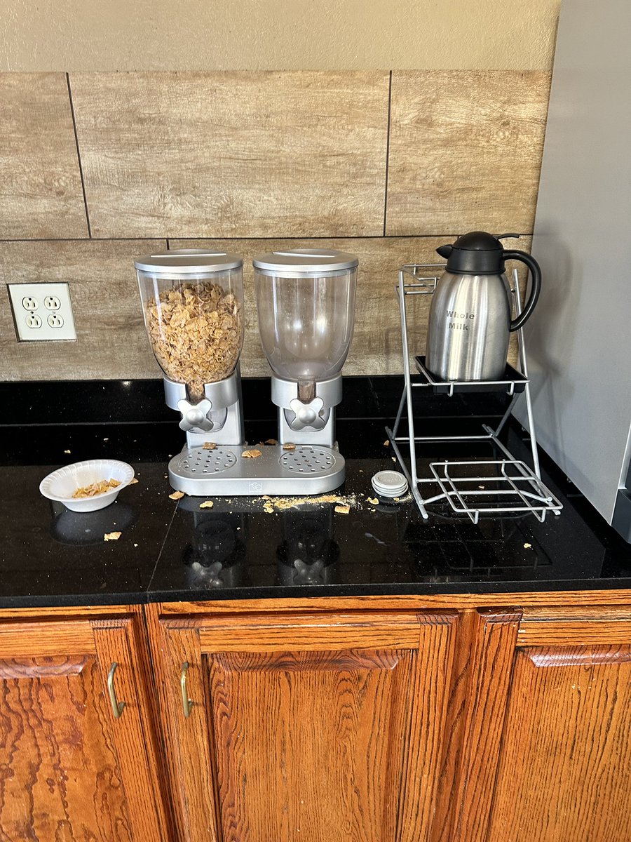 PastorELJonesJr's tweet photo. @ChoiceHotels you need to handle business at your Huntsville Midcity location. The breakfast was TRASH! Ran out of forks. Had to get juice from Kroger.  No yogurt. Very little selection. The front desk guy was doing his best, but kitchen workers didn’t speak English. No help. https://t.co/dEup3dSPhH