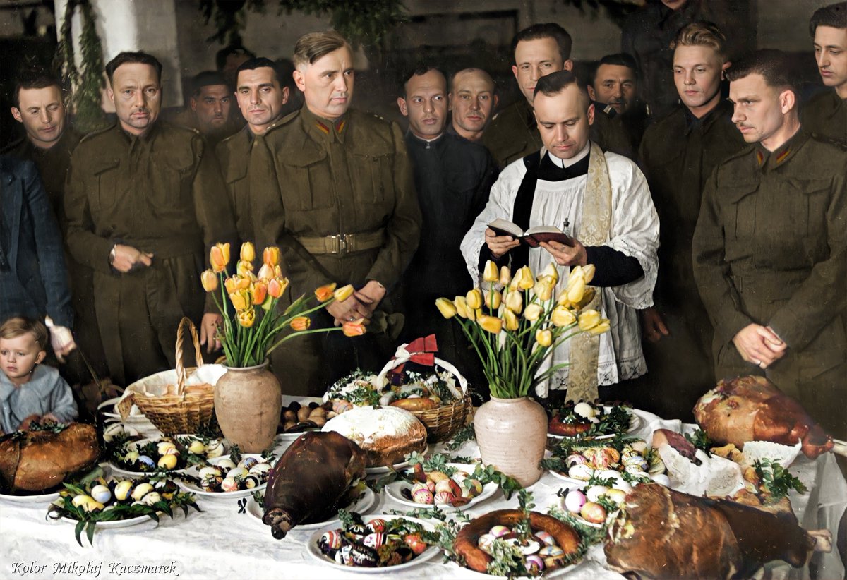 🇵🇱Żołnierze 1 Dywizji Pancernej podczas poświęcenia pokarmów wielkanocnych w Wielką Sobotę. Wielka Brytania, 8 IV 1944 r. (fot AIPN)