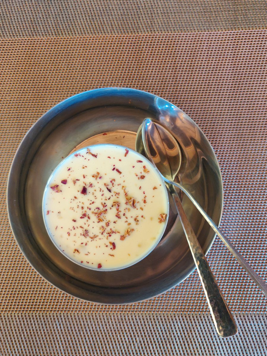 reader_wanderer's tweet photo. #MaharashtrianVegThali for lunch and #Basundi for #dessert. 

https://t.co/OUlMORRnUQ

Also bought a box of #hapus 😋 https://t.co/ndgQlP3IXH