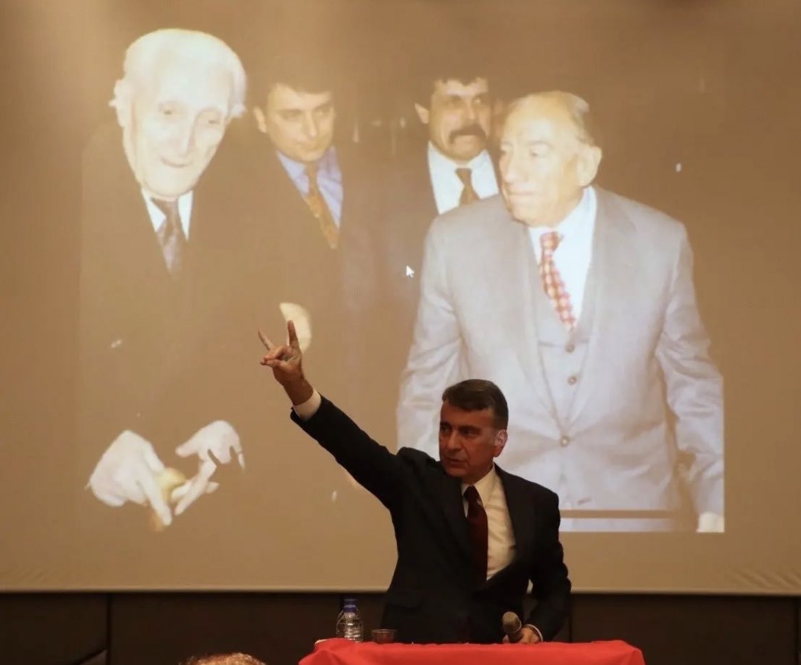 🗣️ Azmi Karamahmutoğlu: “Bu uzun süren gecenin karanlığını aydınlatmaya yetmeyecekse gökteki ay, geciken şafak, bir bozkurt ulumasıyla sökecektir.”