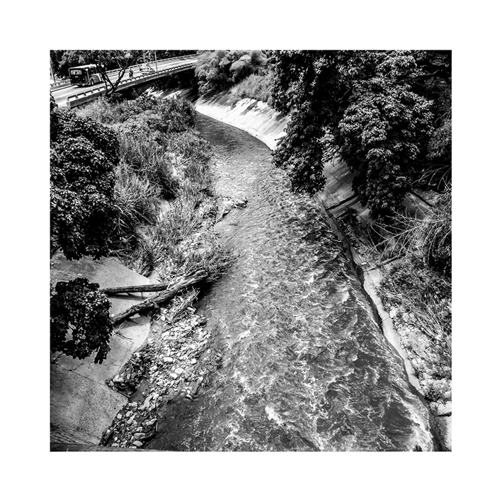 (1/4)
<a href="/azalia_licon/">Azalia Licón 🍺📷</a> busca provocar reflexiones y generar conciencia sobre la realidad. Aunque el escenario central es la calle experimenta descontextualizando sus elementos para realizar composiciones simbólicas

Foto ©Azalia Licón, de la serie "Los contrasentidos de un río"
2022