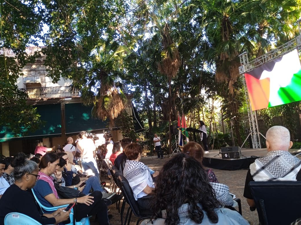 En acto de solidaridad por #DíaDeLaTierraPalestina, trabajadores de <a href="/CubaMINREX/">Cancillería de Cuba</a> denunciamos crímenes y genocidio de Israel en Gaza contra el pueblo palestino y abogamos por la creación de un Estado de Palestina con su capital en Jerusalén Oriental.

#FreePalestine