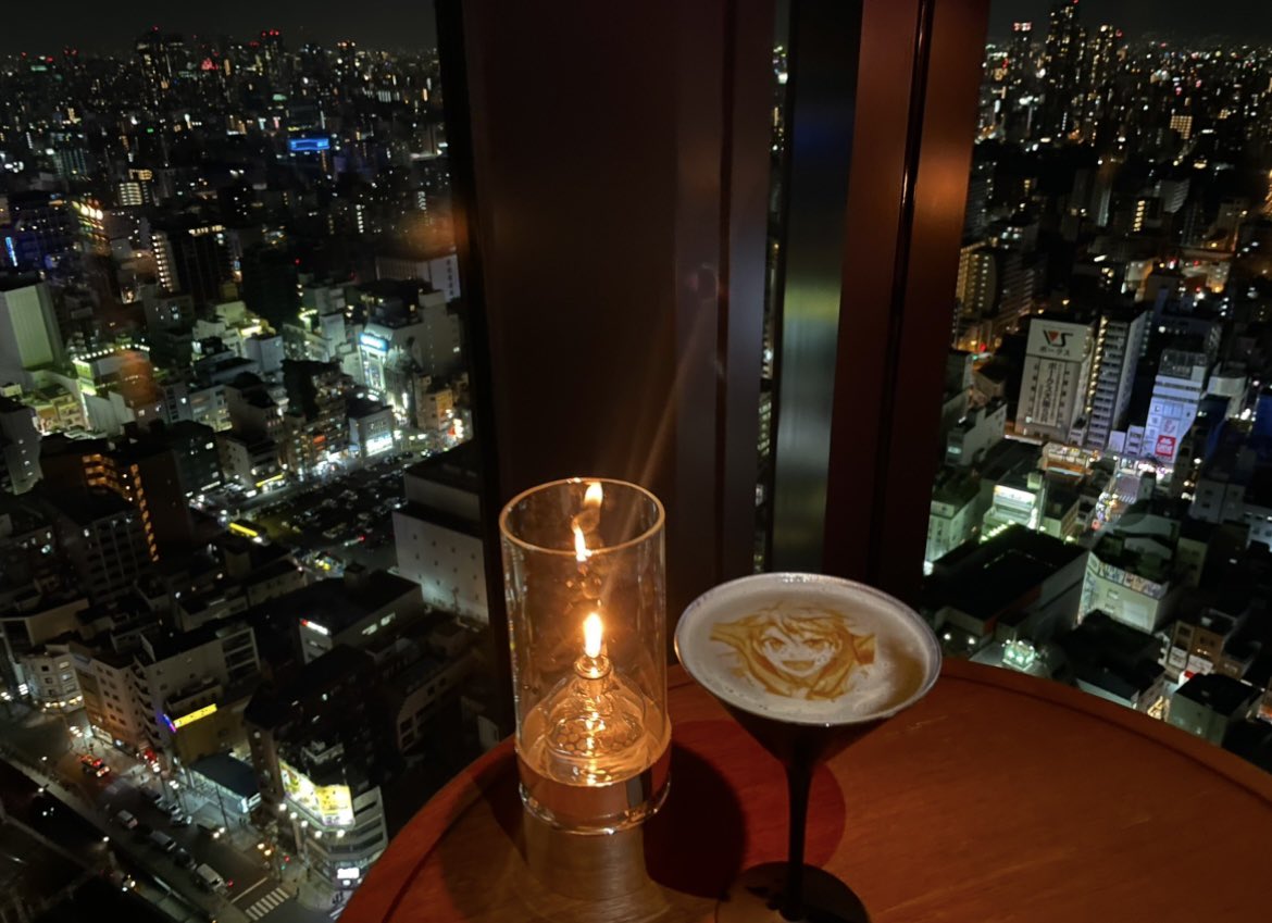 今日行ったバー、景色も最高だったけど、推しをビールの泡にプリントして飲めるのが面白すぎたので、美しい夜景を眺めながら合法的に推しを飲みたい人に是非行って欲しい🥺