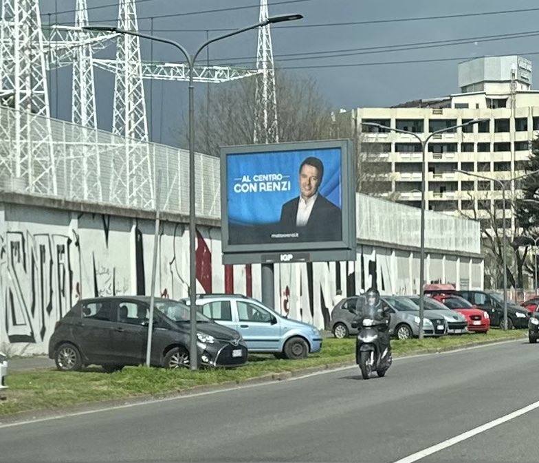Mosquitas77's tweet photo. Intanto girando #Milano, un bel buongiorno mattutino. 🍀 #alCentro con @matteorenzi https://t.co/YRoP12dYvU