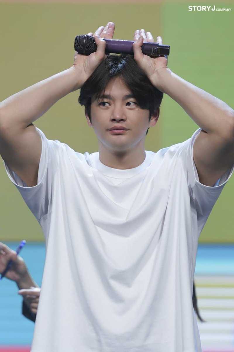 Bat naman ganon, kili kili na nga lang, pinagkait mo pa! .....ayyyy hahaha....langya, napa tweet tuloy ako dahil sa leki leki mo Moks!

#SeoInGuk #서인국