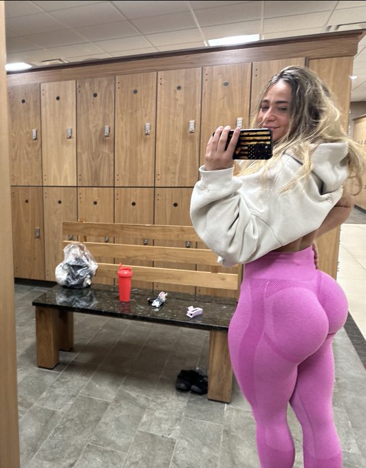 Muscle butt 😜 https://t.co/4SvbILSsig