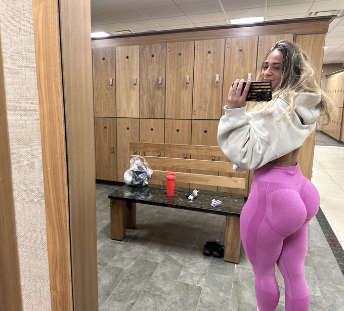 Muscle butt 😜 https://t.co/4SvbILSsig