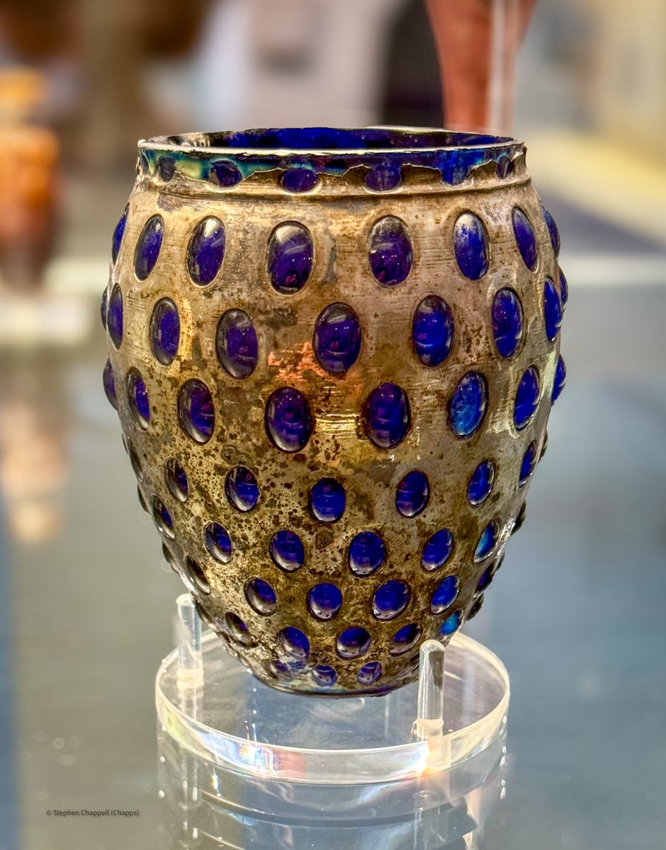 From stormy L.A., here’s an #ancientglass treat. Pliny the Elder writes about these vessels - where the glass was blown into casings of silver with openwork designs, as seen here. Fantastic luxury item, ca. 50-100 CE, possibly from Brindisi. 

#BritishMuseum (1870,0901.2)
📸 me