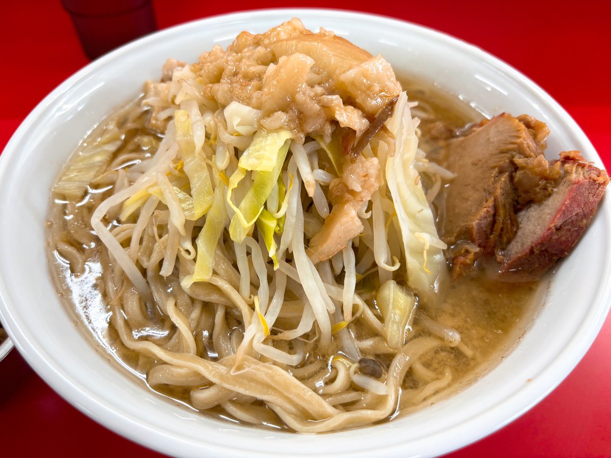 rhamenman's tweet photo. ◆ラーメン二郎 柏店 小ラーメン+豚ほぐし
移転後初訪！ニンニク風味効いた脂、ややクタ野菜とベストマッチ。ムチデロとした麺を口一杯に頬張り口の中を小麦で満たす。うんめぇ！やっぱりこういう麺、好きだ。豚、肉質ミッチリなもの。味染みたほぐし豚を麺に絡めつつ無心で食う。次はつけ麺狙いたい！ https://t.co/2HBOvin3r0