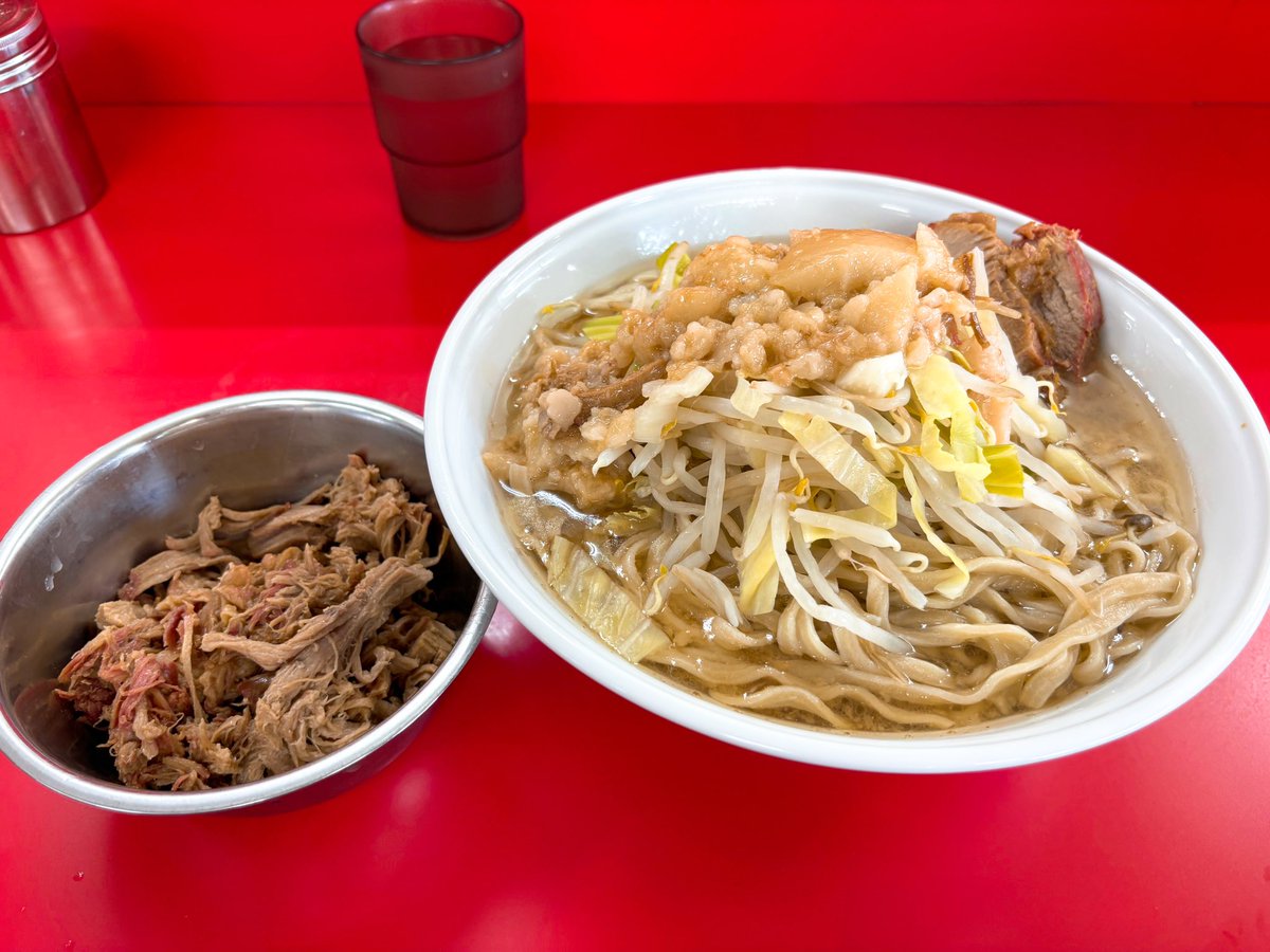 rhamenman's tweet photo. ◆ラーメン二郎 柏店 小ラーメン+豚ほぐし
移転後初訪！ニンニク風味効いた脂、ややクタ野菜とベストマッチ。ムチデロとした麺を口一杯に頬張り口の中を小麦で満たす。うんめぇ！やっぱりこういう麺、好きだ。豚、肉質ミッチリなもの。味染みたほぐし豚を麺に絡めつつ無心で食う。次はつけ麺狙いたい！ https://t.co/2HBOvin3r0