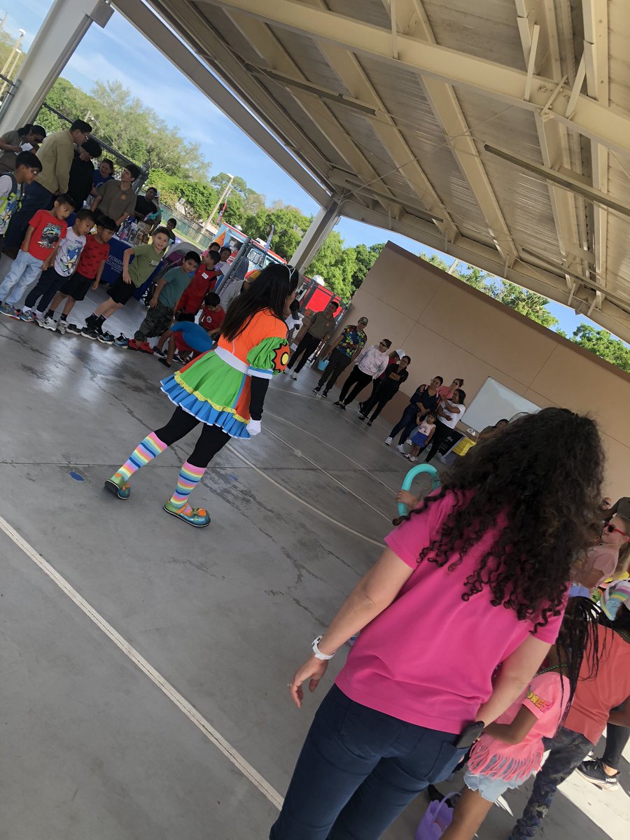 VPerlowTPF's tweet photo. At Blanche H. Daughtrey Elementary School we are seeing who can make the longest line of shoes! We are here sharing information about This Book is Cool and Remake Learning Days! Come see us! @SuncoastCGLR, @readingby3rd, @JoinVroom @LeerPara3ro https://t.co/Q6pYz77608