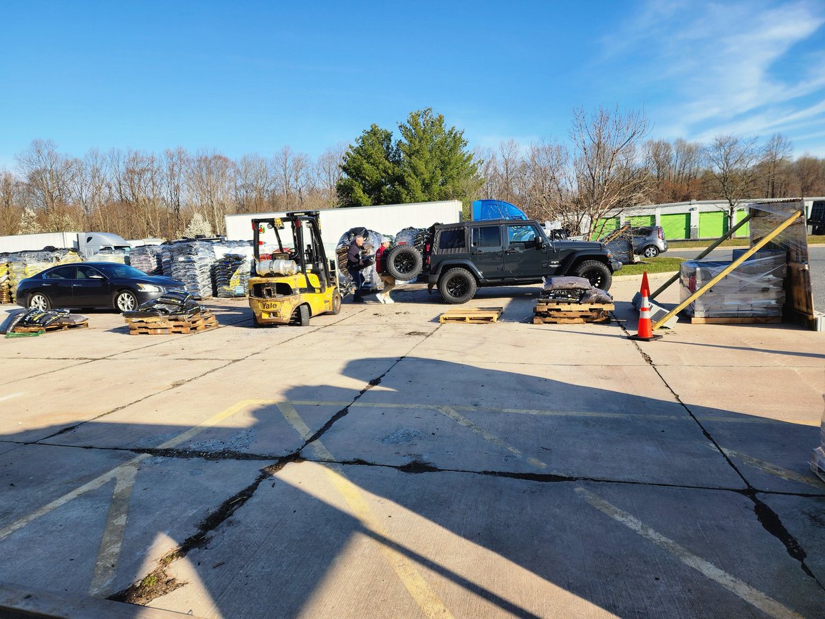 Specialty is loading mulch too! Great team work from Louis my Millwork Specialist &amp; Rob my Flooring Specialist! All in is not just for Pro &amp; Specialty! #HungrytoWin <a href="/BenitoKomadina/">Benito.Komadina@Lowes</a> <a href="/DCT0813MD/">Dante Thomas</a> <a href="/JollyLatrice/">latrice jolly</a> <a href="/AngStace2904/">Angela Stacey</a>