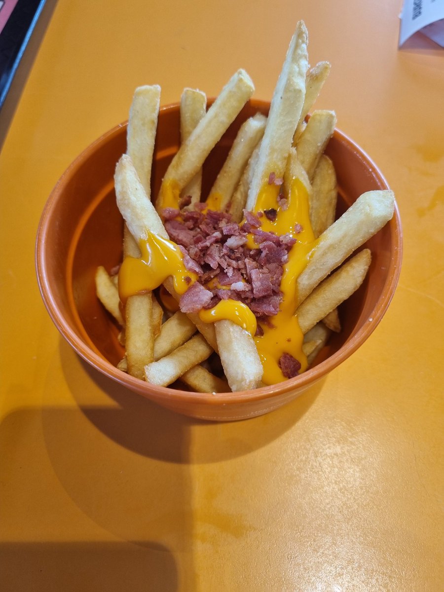 HASB35's tweet photo. #burgerking : plus ça va, moins il y a de frites, de cheese et de bacon... #penurie #economie https://t.co/zSCeYSTYCm