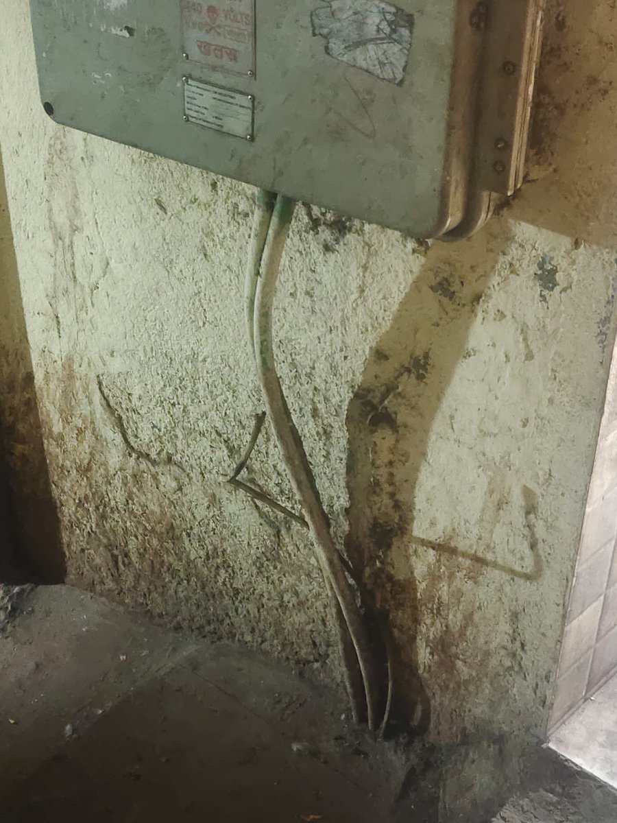 Shubhendude's tweet photo. @AdaniOnline @gautam_adani @mieknathshinde @mybmc 
Due to yellow cable issue we are facing power cut every day and when we shack the wire than electricity comes back.
Please look into this matter. 
Please fix this as soon as possible. https://t.co/1SIvpj4Bk7