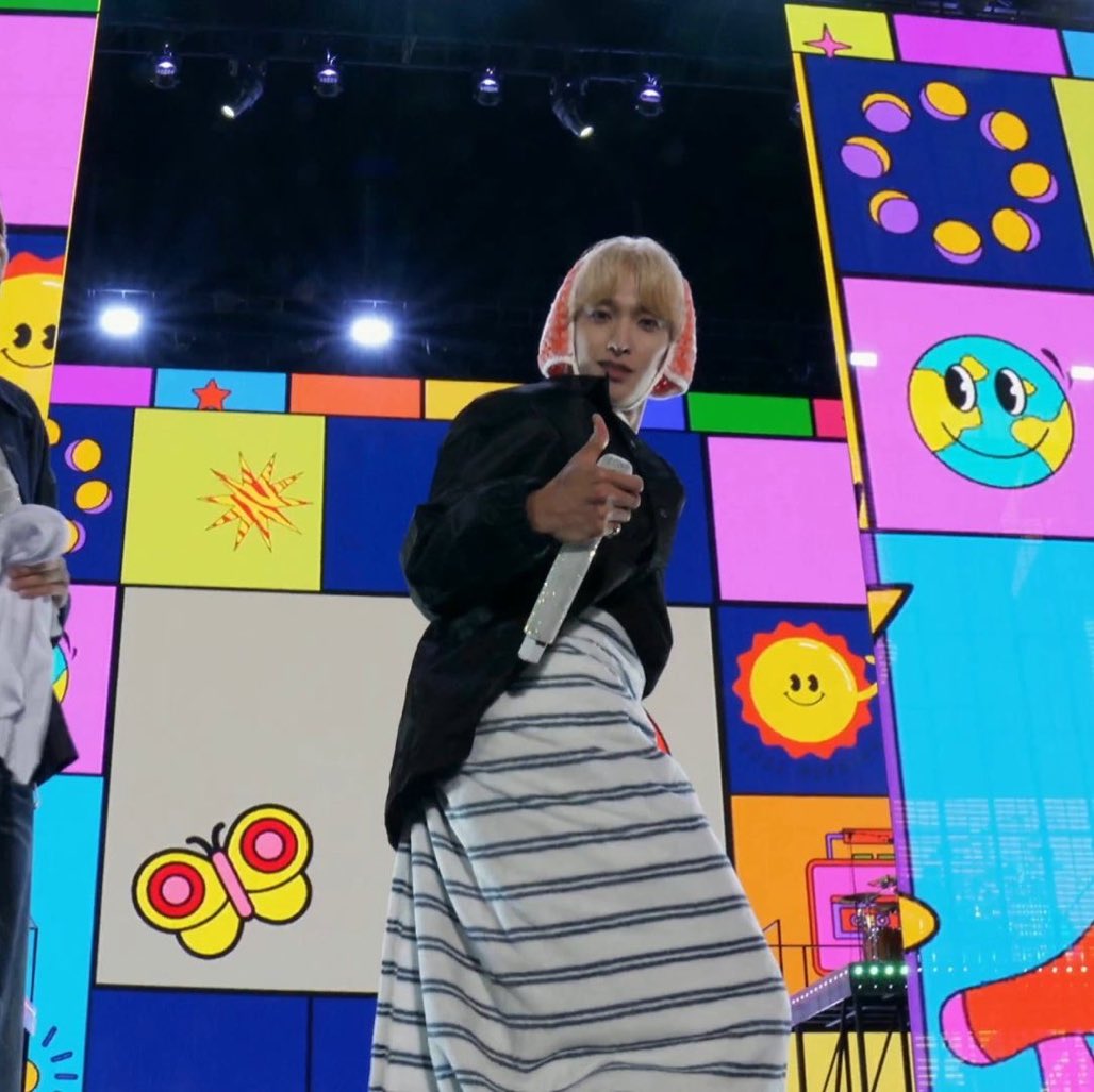 SEVENTEEN MEMBER RIPS HIS PANTS WHILE PERFORMING