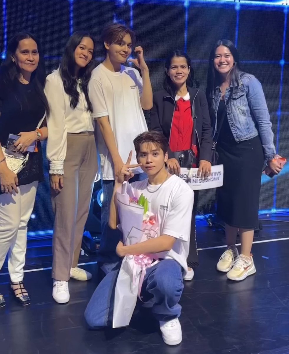 Catochibles kampante as always 🥹

Reyster with Vinci’s       Vinci with 
fam and friends:              Reyster’s fam: