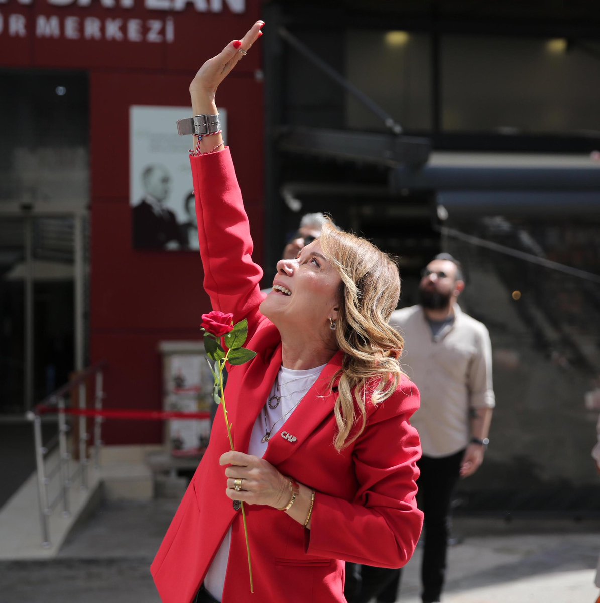 Sevgili Komşularım,
1 Nisan’dan itibaren,
KADINLARIN sesinin daha gür çıkacağı,
GENÇLERİN en güzel yıllarını kaygıyla değil umutla yaşayacağı, 
ÇOCUKLARIN her mahallede eşit güleceği,
EMEKLİLERİN keyifle sosyalleşeceği,
ENGELLİLERİN sosyal hayata engelsizce katılabileceği 
bir