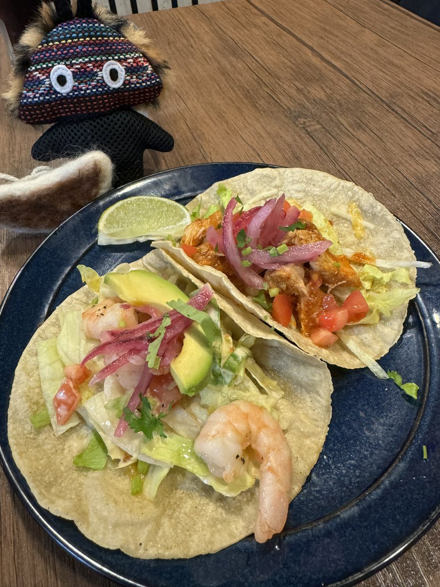 takesun37seiryu's tweet photo. 今日もタコパらしいよ
ケサディーヤ　
海老アボタコス🌮🦐美味

いつもサ前だったけど、今日は
平和湯後のサ飯　エルタコス

Está  muy rico😋

Muchas gracias

#eltacos #bsh #平和湯 https://t.co/Pxwtg7bBlj