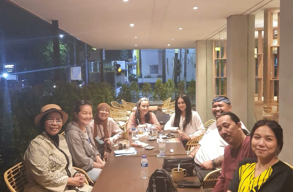 adq's tweet photo. Bukber n silaturahmi bersama teman2 Budaya &amp; Media di Dapur Solo Panglima Polim: ada @atiganda_ mba Pauline &amp; Addo (istri n putra mas Bens Leo) Sandec &amp; Dewi @dion_momongan &amp; @tyasyahya @ni2sunny @dudut_dsp @ihsan.photo @adiez68 &amp; TikTokers @aisyah_putri17 @degisa_devi &amp; Imam https://t.co/XjbbfJNdZE