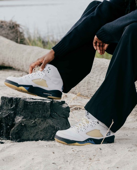 SOLELINKS's tweet photo. Ad: Women’s A Ma Maniére x Air Jordan 5 Retro 'Dawn' couple of sizes on sale for $182.02 + FREE shipping, use code LW10 => https://t.co/FaaL8d3Pvm https://t.co/EPFpIXdwSb
