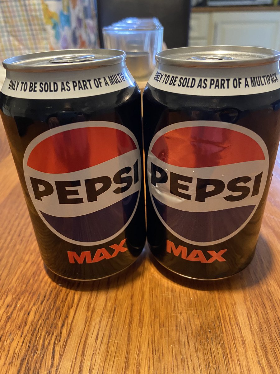 KLJ40's tweet photo. @PepsiMaxUK crazy occurrence. In the middle of a slab of my daughter’s fav fizzy drink there was a strange light and slightly bashed fully sealed can. 1/2 https://t.co/r5xKgBOUf9