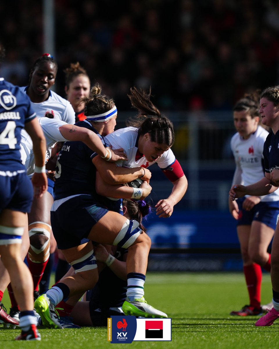 Ça siffle ! ⏸️ Après 40 min où elles ont tout donné, les joueuses rentrent au vestiaire menées 5-3. 
Si c'était vous le coach, quels seraient vos premiers mots dans le vestiaire ? 🗯️ 

#FemmesSixNations #ECOFRA #XVdeFrance